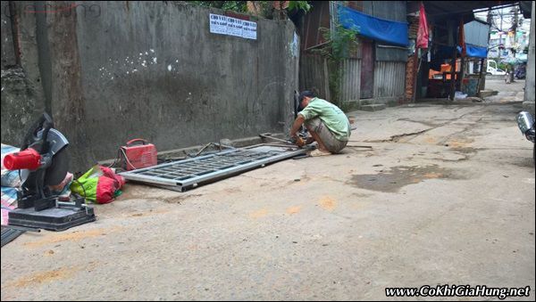 Sửa cửa sắt hộp bị mục nhà Anh Tùng - Nguyễn Văn Quá - Quận 12