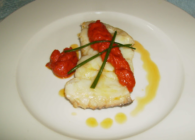 bacalao con salsa de tomates y pimientos secos