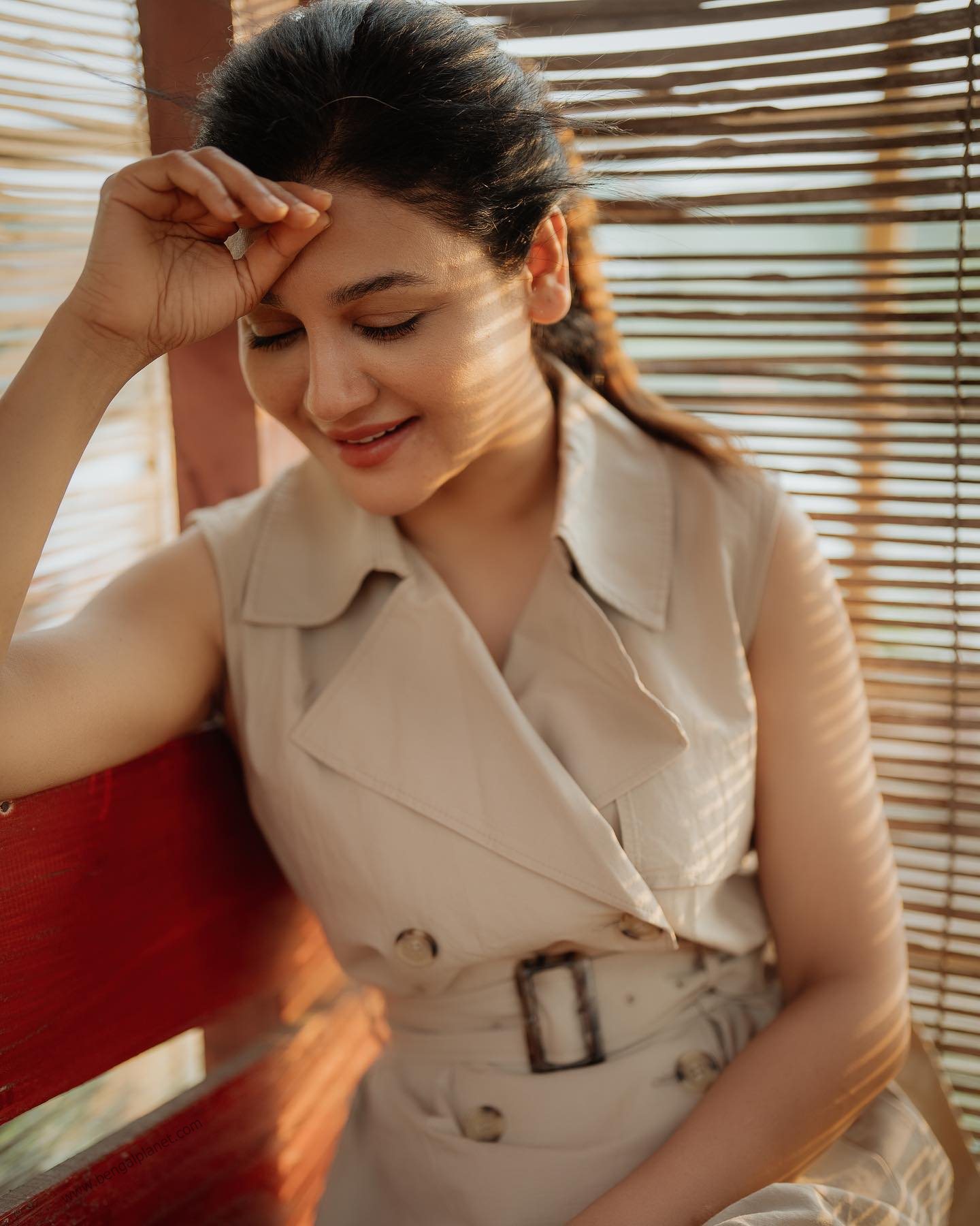 Actress-Jaya-Ahsan-stunning-photos-in-a-sleeveless-trench-coat-17-Bengalplanet.com
