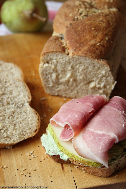 Tramezzini di pane ai 5 cereali farciti con prosciutto cotto Lenti & Lode, crema di caprino e rucola, pera