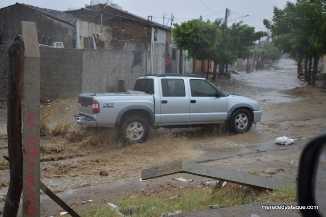 Chove forte em Santa Cruz do Capibaribe nesta segunda-feira (28)