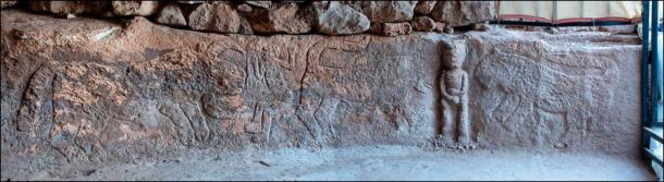 Весь каменный рельеф Сайбурча, справа мужчина держит фаллос.(Фото: ancient-origins.net)
