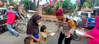 Berbagi, Kapolres Bantaeng Turun Langsung Bagi Nasi Dos ke Warga