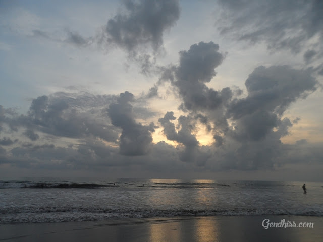 Berburu Sunset di Pantai Kuta