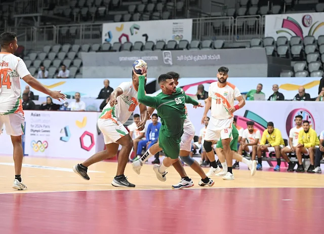 Jogador da Arábia Saudita chutando para o gol da Índia