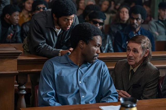 Kelvin Harrison Jr., Yahya Abdul-Mateen II y Mark Rylance. Fotograma de Netflix.