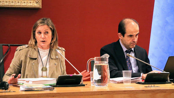 La alcaldesa junto al interventor general durante una sesión plenaria
