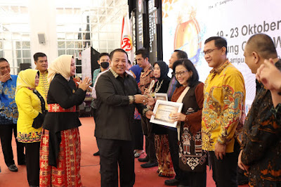 Gubernur Lampung Didampingi Ketua Dekranasda Provinsi Lampung Resmi Menutup Lampung Craft 2022