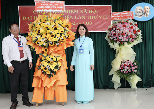 Đồng chí Nguyễn Thị Hồng Đào, UVBTV Quận ủy,  Chủ nhiệm Ủy ban Kiểm tra tặng hoa chúc mừng  Đại hội Chi bộ Bảo hiểm xã hội quận. (Ảnh: HK)