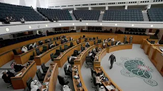 4 months after its formation, the Kuwaiti government submitted its resignation amid a crisis with the National Assembly Kuwaiti Prime Minister Ahmed Nawaf Al-Ahmad Al-Sabah announced his government's submission of its resignation to the country's Crown Prince, Mishaal Al-Ahmad Al-Jaber Al-Sabah, amid an escalating crisis with the National Assembly and on the eve of its consideration of two interpellations against two ministers in it.  The Kuwaiti government, headed by Ahmed Nawaf Al-Ahmad Al-Sabah, announced on Monday evening that it had submitted its resignation to the country's Crown Prince, Mishaal Al-Ahmad Al-Jaber Al-Sabah.  This came, according to a statement by the Kuwaiti Cabinet, after a meeting in Seif Palace in the capital, Kuwait, for the government to resign 4 months after its last formation, amid an escalating crisis with the National Assembly (parliament) and on the eve of its consideration of two interpellations against two ministers in it.  And the statement stated, "Sheikh Ahmed Nawaf Al-Ahmad Al-Sabah informed the cabinet during today's council meeting that the government's letter of resignation had been submitted to the Crown Prince."  The prime minister attributed his submission of the letter of resignation to "the state of the relationship between the executive and legislative authorities," expressing "the wisdom of the Crown Prince, who is accustomed to taking what he sees as achieving the supreme interest of the country," according to the same statement.  There was no immediate comment from the National Assembly on this matter, while the Crown Prince is expected to be informed of the resignation in order to issue a decision rejecting or accepting it, and for the government to continue to conduct business until another nomination.  The local newspaper, Al-Qabas, reported earlier on Monday that "the government is submitting its resignation to the political leadership," without government comment.  And the newspaper reported, quoting unnamed informed sources on Sunday, that "the government is sticking to its position regarding returning the reports of the Finance Committee to the committees without commitments, and withdrawing the two interpellations listed on Tuesday's session, directed to Finance Minister Abdel Wahhab Al-Rashid and Minister of State for Cabinet Affairs Barak Al-Shitan."  The crisis between the executive and legislative authorities in Kuwait began on January 10, after the government withdrew from a parliamentary session, after a dispute over its refusal to approve "financial burdens" related to the "dropping citizens' loans" crisis, which the parliamentarians refused to request to return it to the committees for consensus.  The government affirmed that "the proposed law to purchase loans (consumer and installments from some citizens), which amounts to more than 14 billion dinars (about 46 billion dollars), violates the principle of justice and equality." Tuesday.  The issue of dropping loans, which unofficial estimates say affects about 500,000 Kuwaitis, is a crisis that renews annually between parliament and the government, and it was raised from the 2019 to 2022 councils, without approval.  There were governmental-parliamentary disputes in 2022, which led to the resignation of the government and the dissolution of the National Assembly, and the Emir and his Crown Prince issued directives to them in more than one speech on the importance of consensus between the two chambers in order to achieve the interests of citizens.