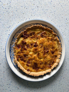 Presentación tarta de cebolla y bacon ahumado