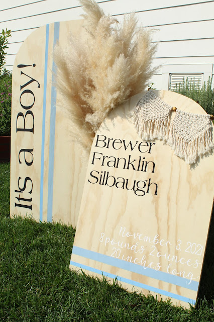 You don't want to miss this DIY Modern Birth Announcement Yard Sign with Cricut!