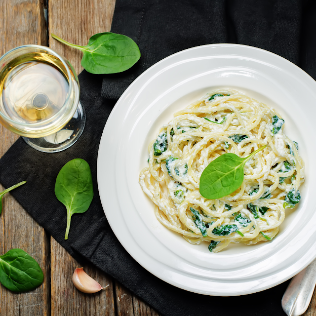 Przepis na Makaron Carbonara z Szpinakiem: Szybki i Zdrowy Obiad dla Rodziny