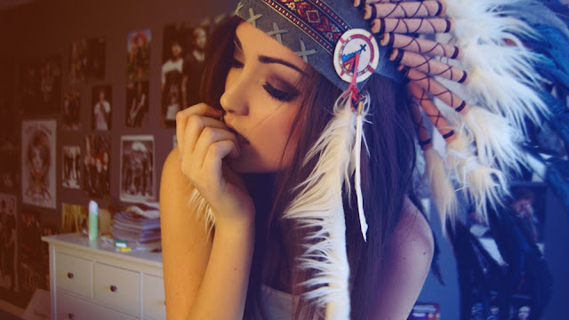 Girl Wearing red indian colorful feathers hat HD Wallpaper