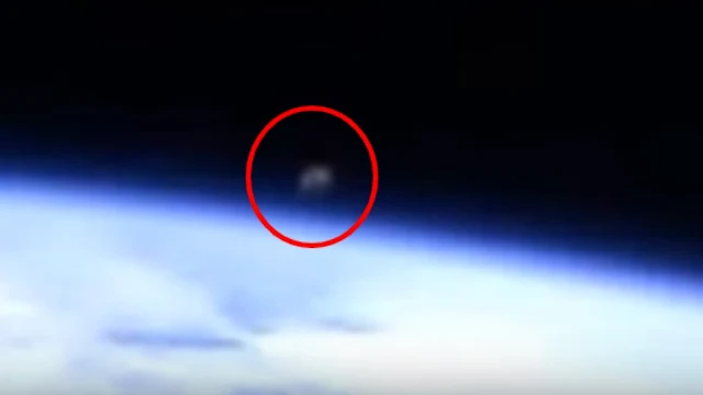 Evidence-of-NASA-cutting-the-live-feed-because-of-a-UFO.