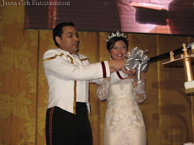 The royal wedding couple cutting the cake