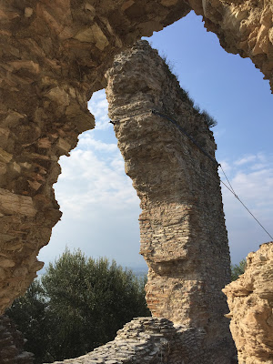 Arch and substructure in the Grotte di Catullo.