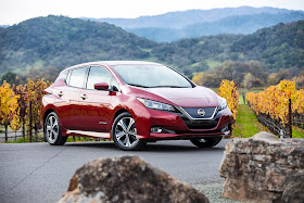 Front 3/4 view of 2019 Nissan Leaf