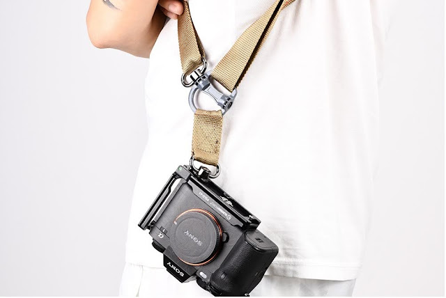 Sunwayfoto PSLO-α1 L Bracket on SONY α1 w/ STR-01 Sling Strap