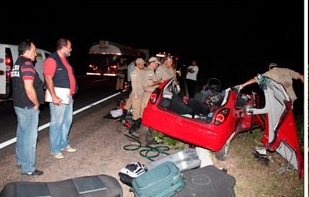 Caminhão e carro batem de frente e casal morre na BR-304, no RN