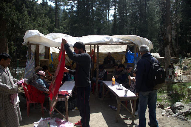 dhaba betaab valley omelet roti bread kashmir india