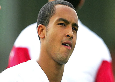 Arsenal forward Theo Walcott said that continues negotiations with the    football fru blog