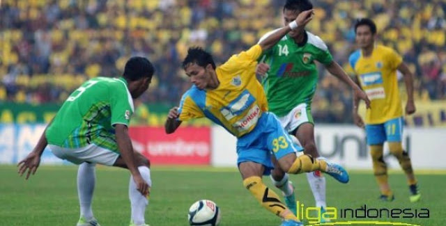 Gresik United vs Mitra Kukar , Risky Novriansyah Hajar Ahmad Bustomi dengan Bogem Mentah