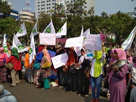 Emak Emak Demo di Depan Istana Minta Jokowi Mundur Saat Aksi Demo BEM SI di Depan DPR