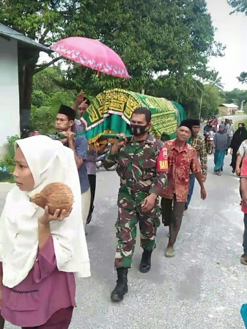 Tingkatkan Silahturahmi dan Komsos, Babinsa Desa Sebadai Hulu Melayat Ke Rumah Warga Yang Kemalangan