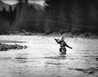 mujer pescando con mosca pescar