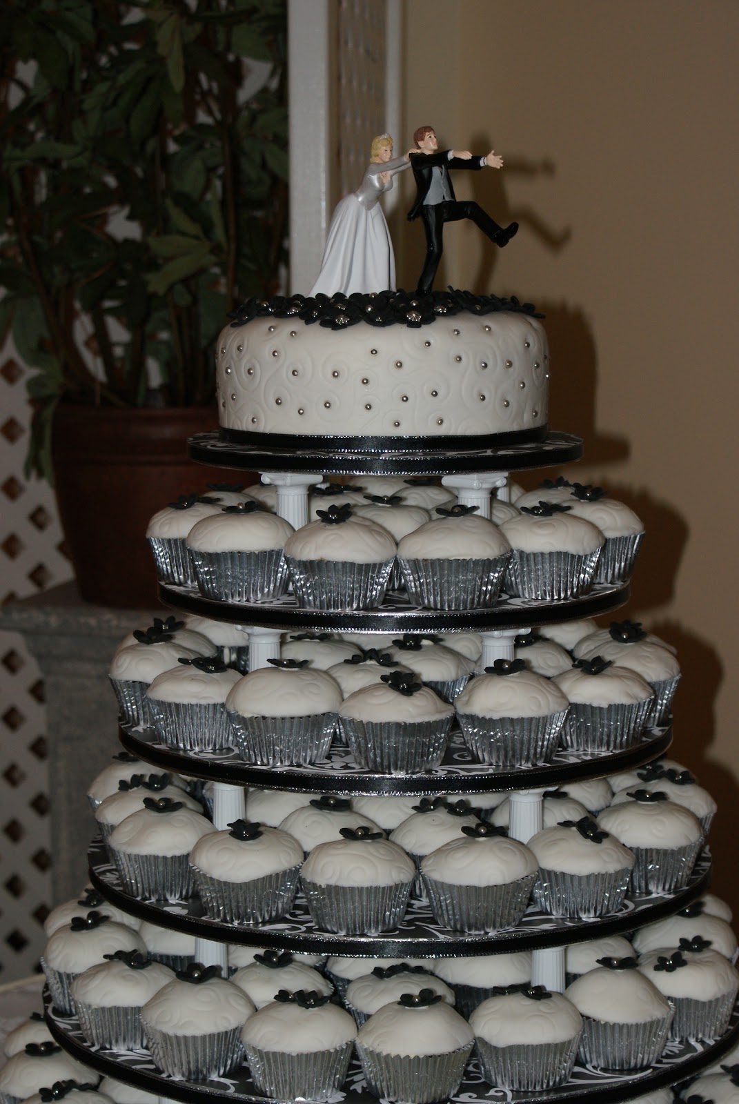 black and white wedding cupcakes