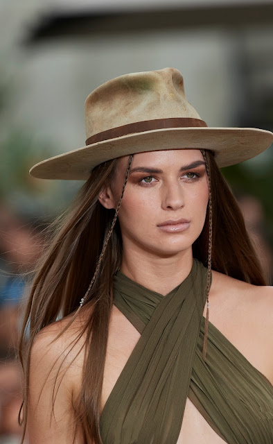 Ways to apply drop-down hairstyles for girls with hats for summer 2022 looks