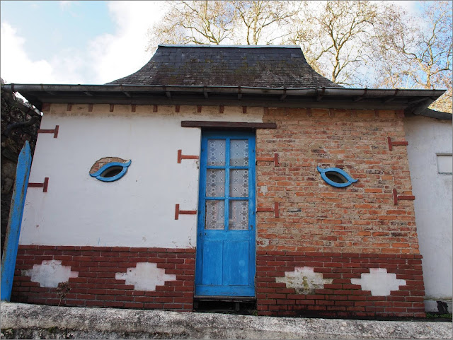 Le café de la Gare,a Beslé-sur-Vilaine, a des yeux qui regardent les passants