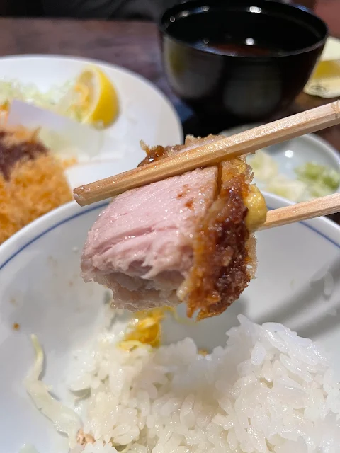 豬扒搭配白飯一同享用