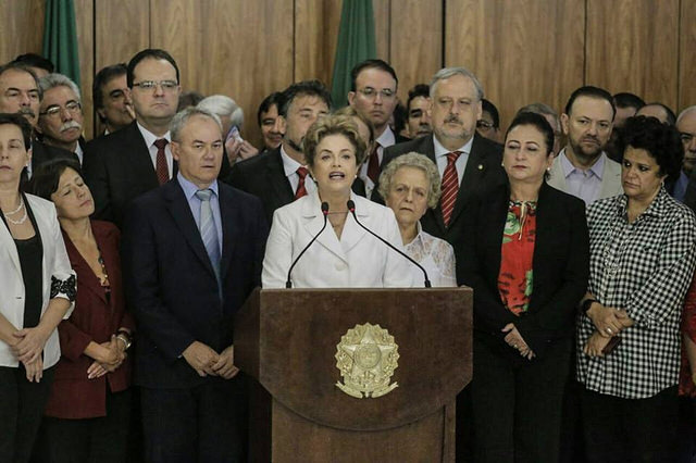 A presidente Dilma Rousseff se pronunciou na manhã desta quinta-feira (12), após ser notificada pela decisão do Senado Federal de aprovar o impeachment de seu mandato. Emocionada, a presidenta disse que a ação é um 