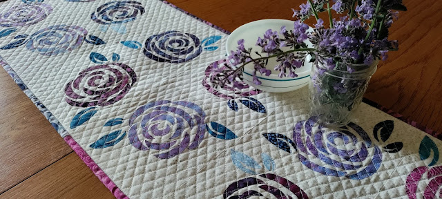 Free quilt block pattern to make a floral table runner