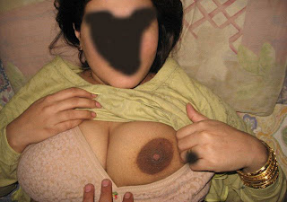 Sexy-indian-aunty-Saira-with-big-boobs-picture