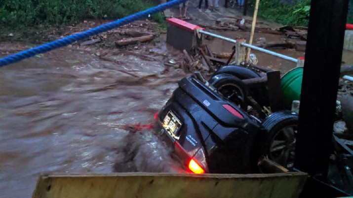 Banjir Bandang Hanyutkan Mobil dan Rumah Warga di Sukabumi