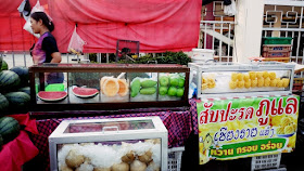 タイの田舎の果物屋台