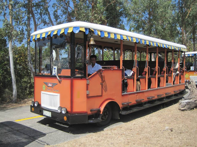 コレヒドール島ツアーで使用される車両