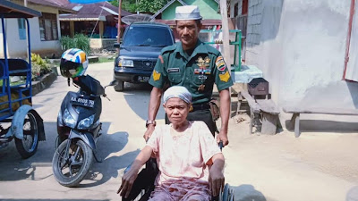 Bantu  Nenek Opet Lumpuh 30 Tahun, Serma Jefrimmanedi Sisihkan Gaji Beli Kursi Roda   