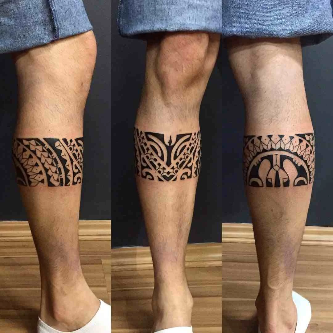 Vemos un tatuaje maori en la pantorrilla