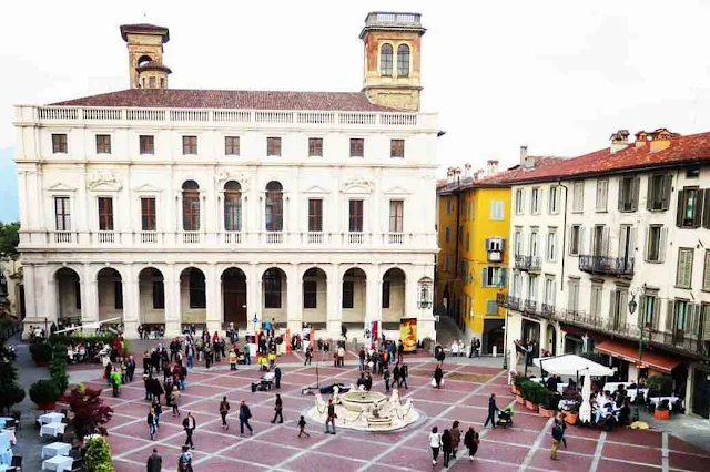 Things to do in Bergamo on a weekend city break - Citta Alta piazza