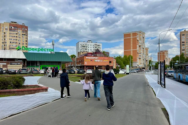 Петрозаводская улица, супермаркет «Перекрёсток», торговый центр «Ховрино»