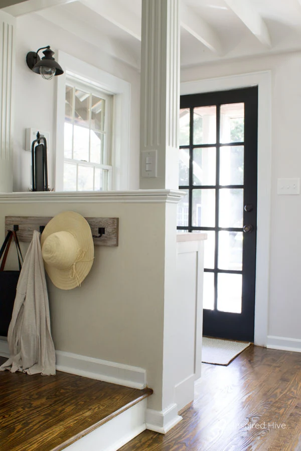 Farmhouse entryway. Mudroom ideas.