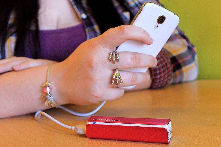 The Lifeguard MINI 1 Portable Charger features a lightening fast charge from empty in as little as 1.5 hours, and is sold in trendy colors like hot pink! #PlusLifeguard #Tech #Ad