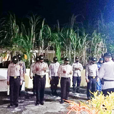 Ciptakan suasana aman di malam Takbiran, Personil Polsek Sutera gelar apel kesiapan pengamanan.