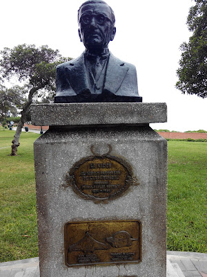 Monumento a Pedro Paulet Mostajo en Parque Domodossla Miraflores, Lima Perú