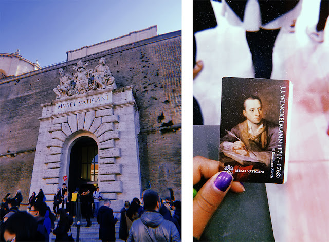 a la izquierda, entrada al museo vaticano. a la derecha, ticket para entrar al museo