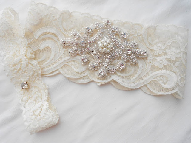 simple-wedding-garter-ideas-with-elegant-design-jewel-and-pearl